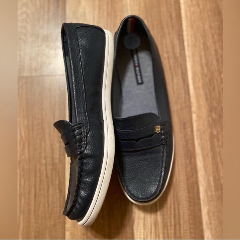 Tommy Hilfiger Slip On Comfort Gold Emblem Loafers Women Size 7.5 NWOT